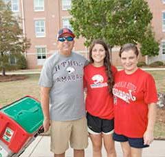 使成锯齿状uar Student and 父母 on move-in day